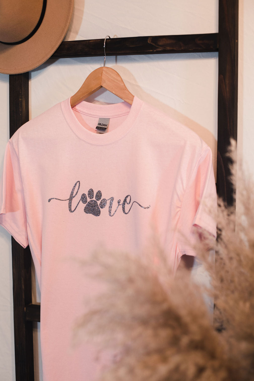 L🐾VE  T-shirt